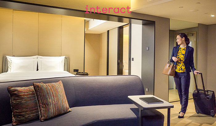 Cenários de iluminação ambiente Interact Hospitality em quartos de hotel
