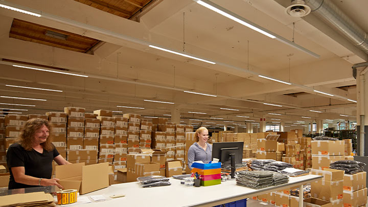 As luminárias do sistema de calhas melhoram a visibilidade nas áreas de produção
