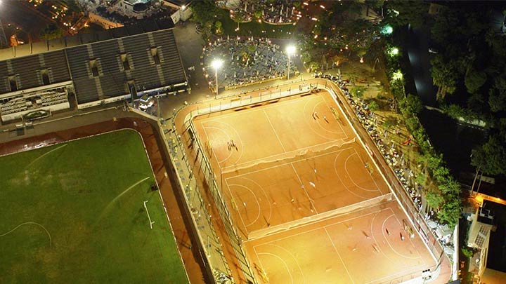 Vista aérea de um campo desportivo bem iluminado