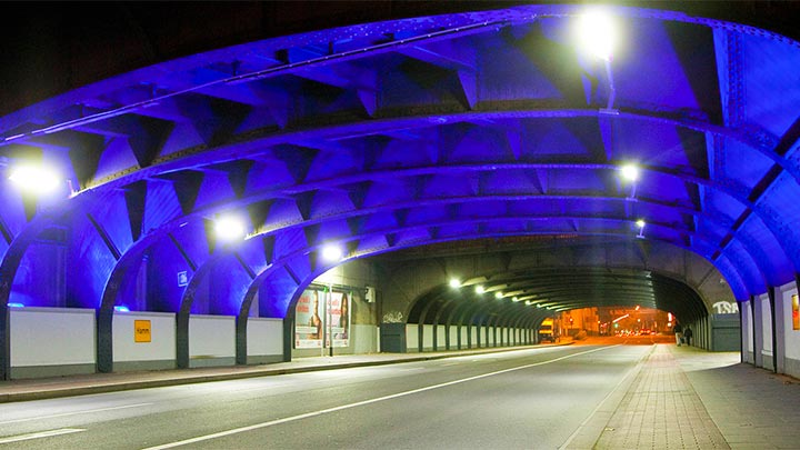 Uma fachada de túnel elegantemente iluminada