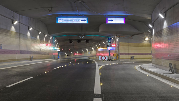 Iluminação para uma orientação clara dentro de um túnel