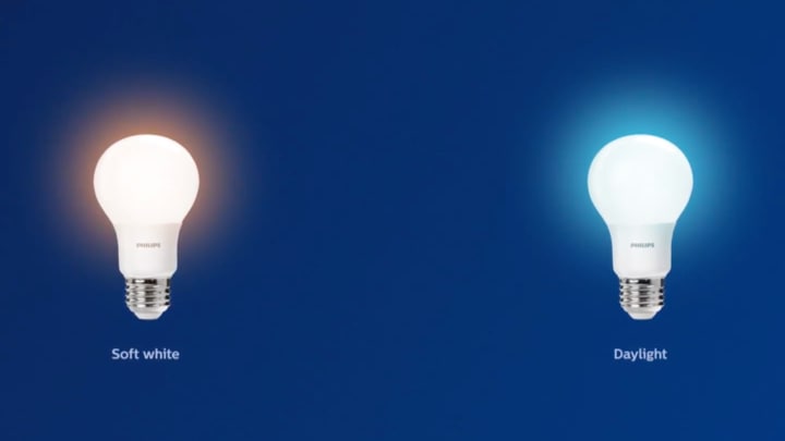 Comparar uma lâmpada LED branca suave e uma lâmpada LED de luz natural brilhante	