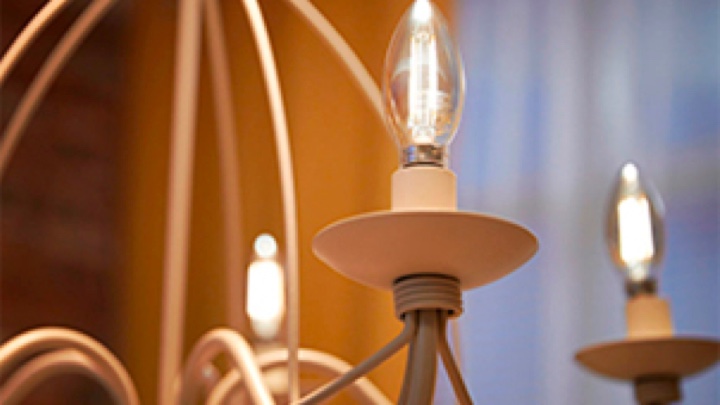 Várias lâmpadas de vela LED da Philips numa luminária