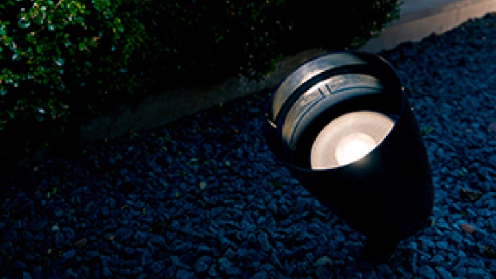 Iluminação de projetor LED da Philips num jardim