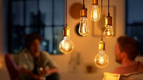 Lâmpadas LED vintage da Philips suspensas a partir do teto criam um brilho quente e acolhedor