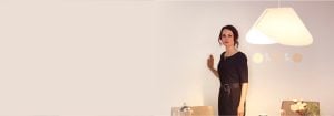 "A mulher ajusta a iluminação embutida LED brilhante através de um regulador de intensidade elegante montado na parede, melhorando o ambiente da sala de estar moderna e a eficiência energética."