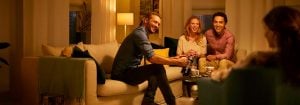 "A iluminação LED quente cria um ambiente acolhedor para os amigos que socializam na sala de estar, realçando a iluminação eficiente em termos energéticos para as reuniões nocturnas."