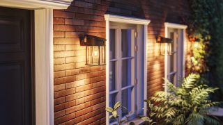 A moderna calha de parede exterior LED ilumina o exterior de madeira rústica, apresentando soluções de iluminação energeticamente eficientes e resistentes às intempéries para fachadas e alpendres de casas contemporâneas.