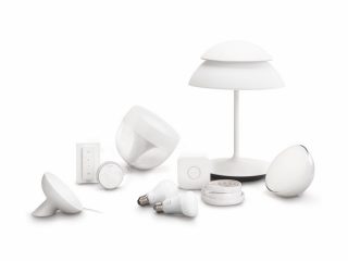 "Coleção de iluminação LED inteligente Philips Hue com candeeiros de mesa, lâmpadas e dispositivos de controlo para uma iluminação e ambiente domésticos personalizáveis."