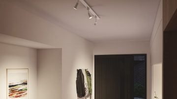 Focos de teto no hall de entrada para cabides