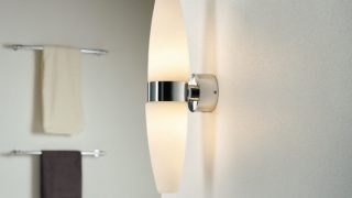 "Casa de banho moderna com arandela de parede LED elegante, que ilumina a decoração minimalista e melhora o ambiente de spa."