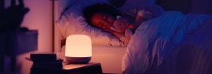 "Luz de presença LED inteligente que emite um brilho suave e quente enquanto a criança dorme tranquilamente, apresentando uma iluminação personalizável à hora de dormir para um ambiente de sono ideal."